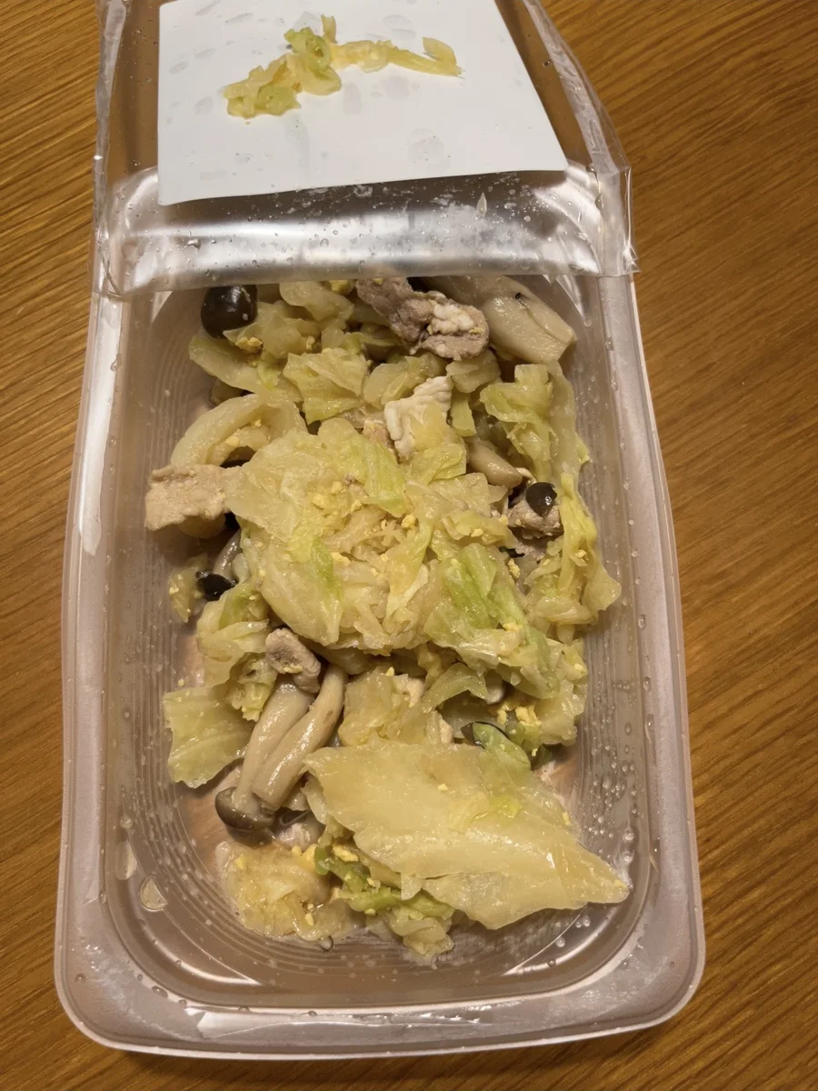 フタを開けた豚肉とキャベツの卵炒め