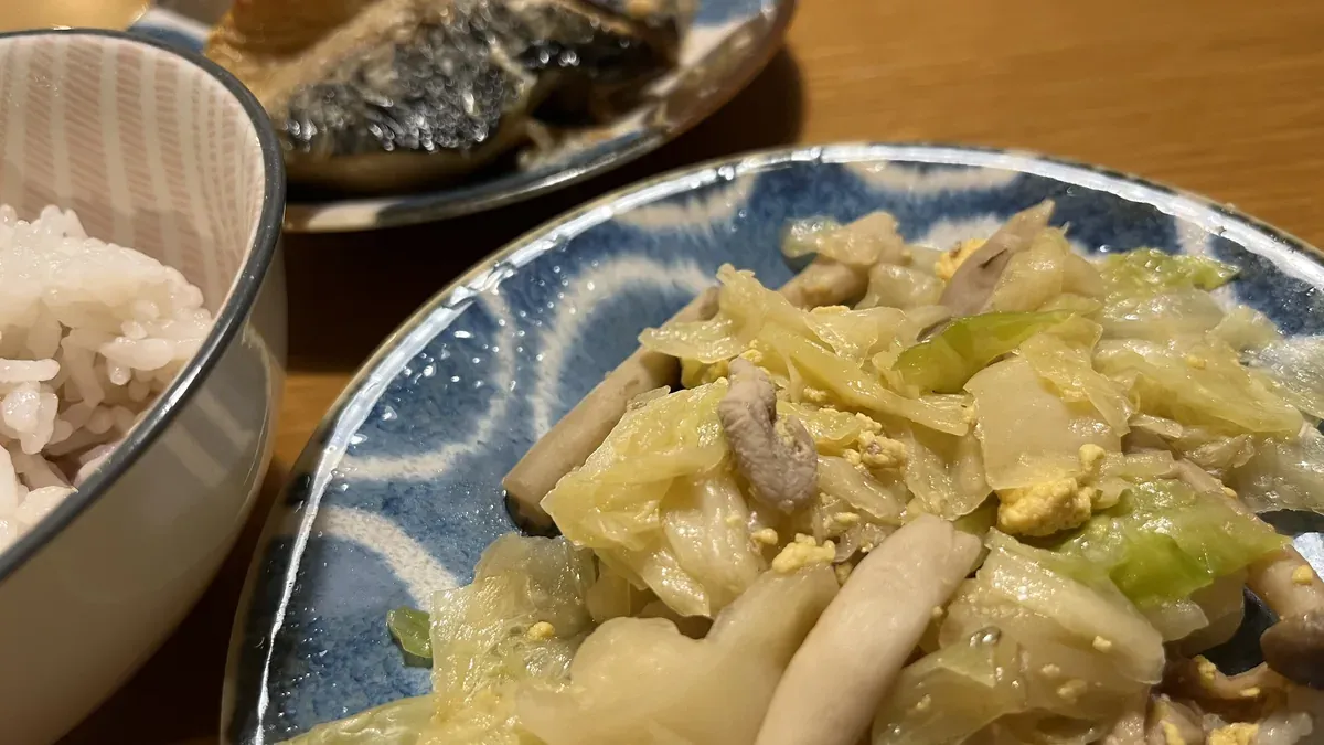 豚肉とキャベツの卵炒めを添えた夕食