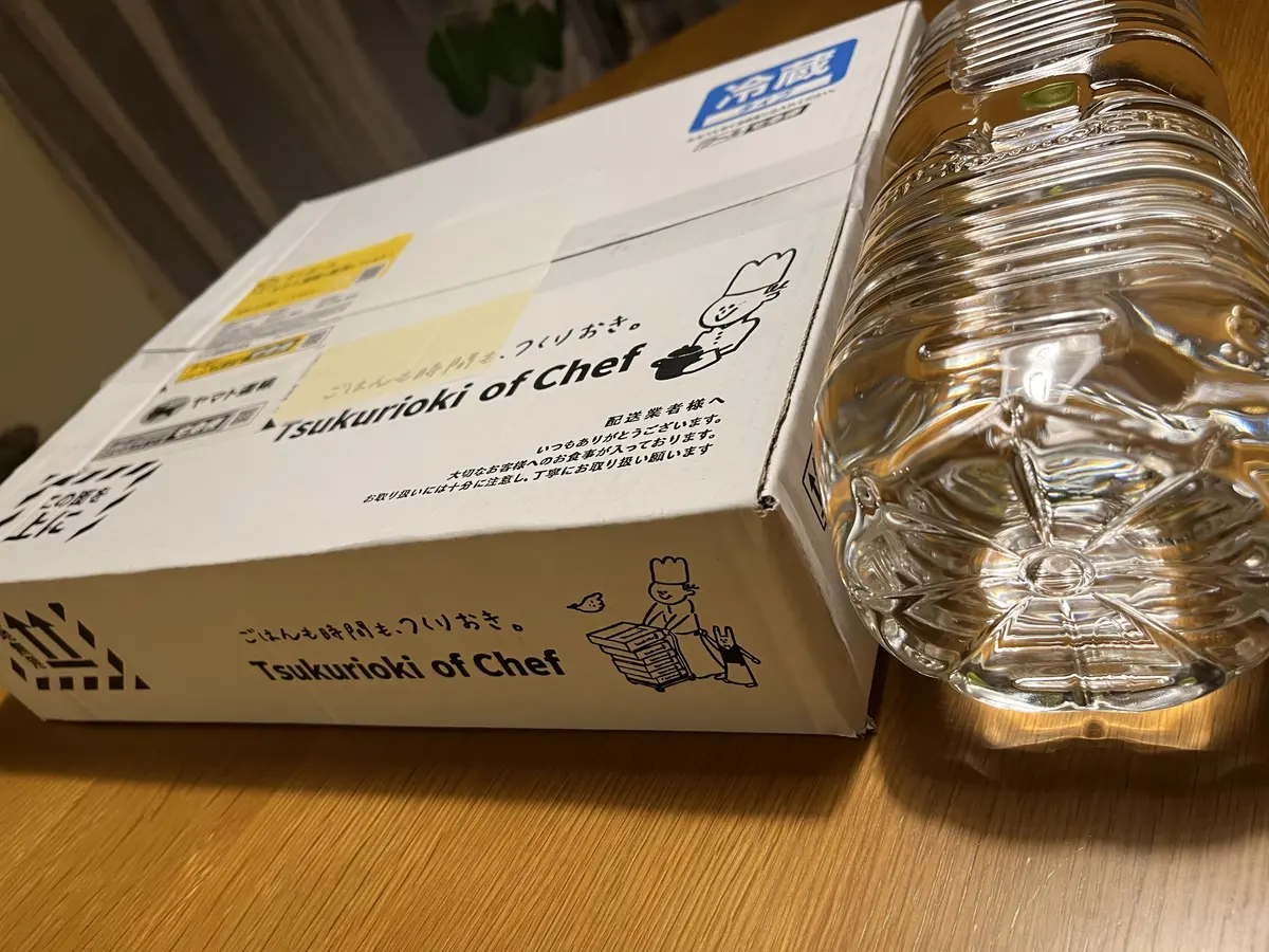 冷蔵のシールが貼られた配送用の箱