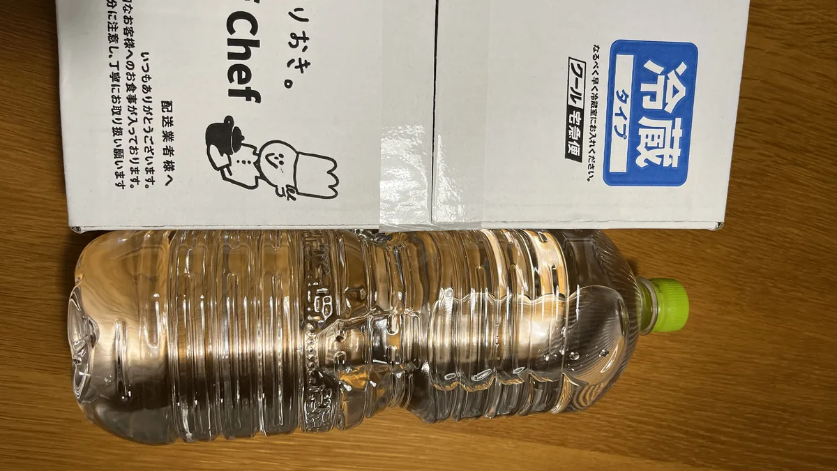 2Lのペットボトルと並べた配送用の箱