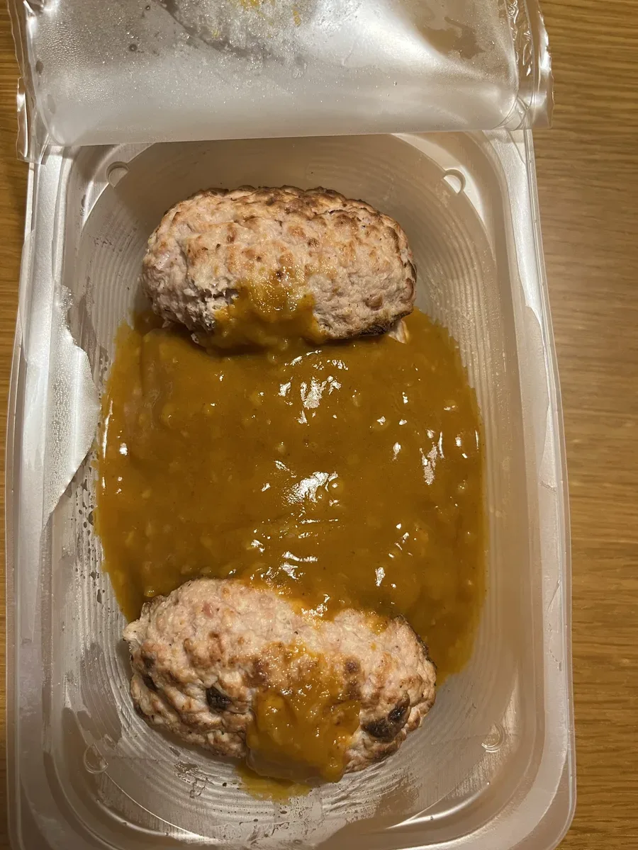 フタを開けたデミグラスソースハンバーグ