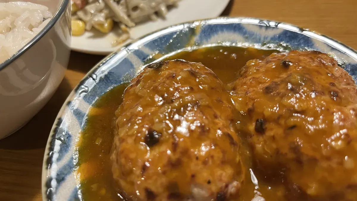 ハンバーグを盛った夕食