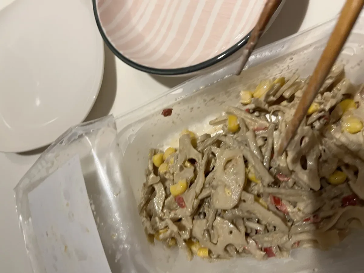 箸で持ち上げたれんこんとごぼう