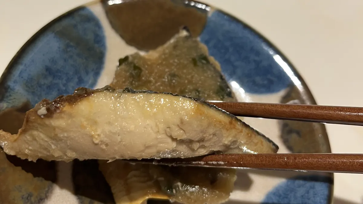 箸で持ち上げたさばのみぞれ煮