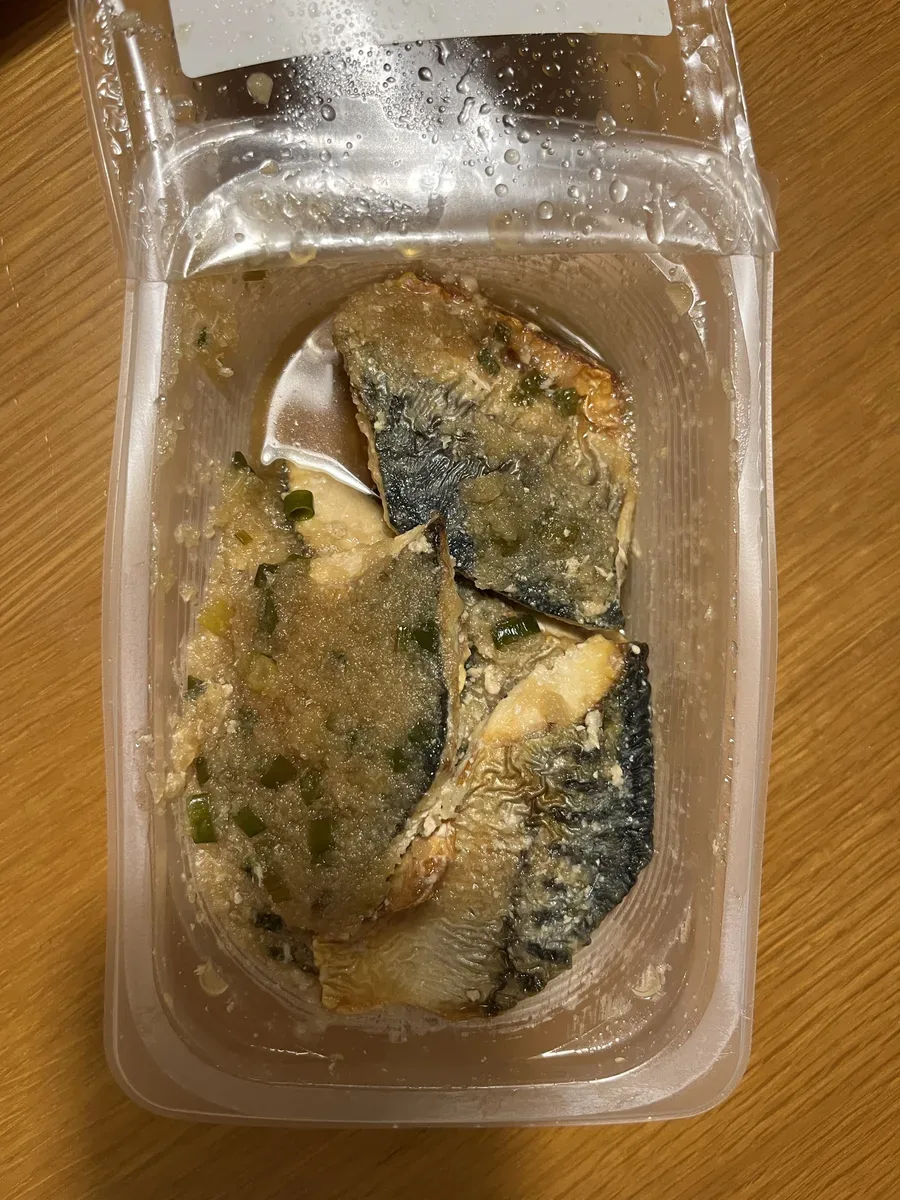 フタを開けたさばのみぞれ煮