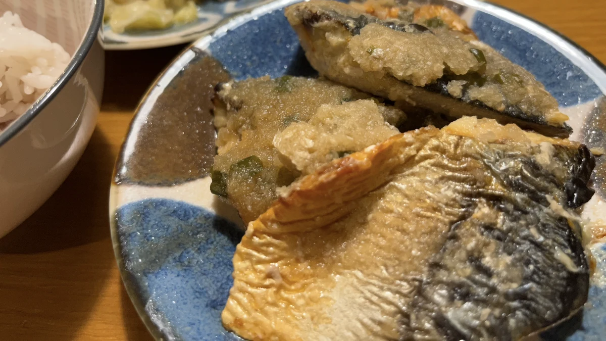 皿に盛ったさばのみぞれ煮と雑穀ご飯