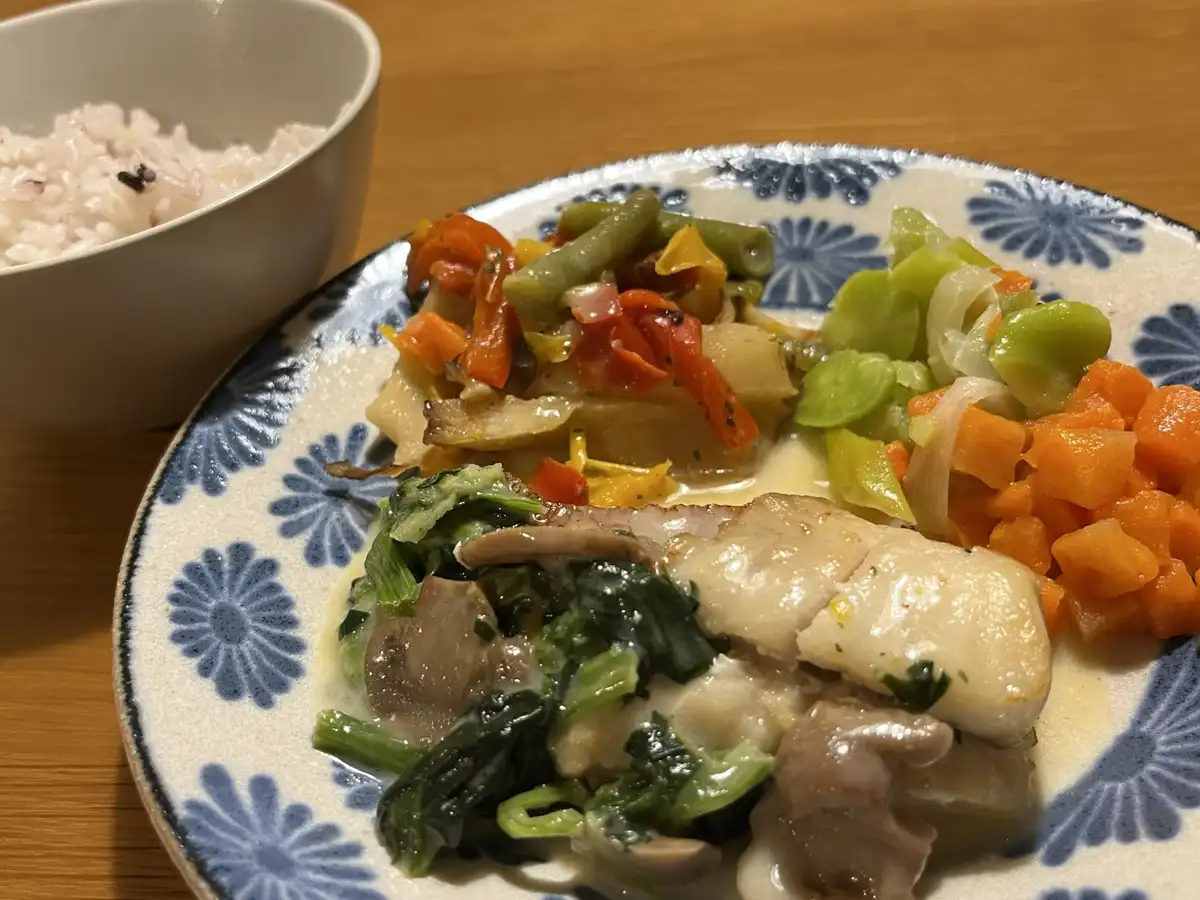 皿に盛った赤魚のオーブン焼きと、自分で炊いた雑穀ごはん