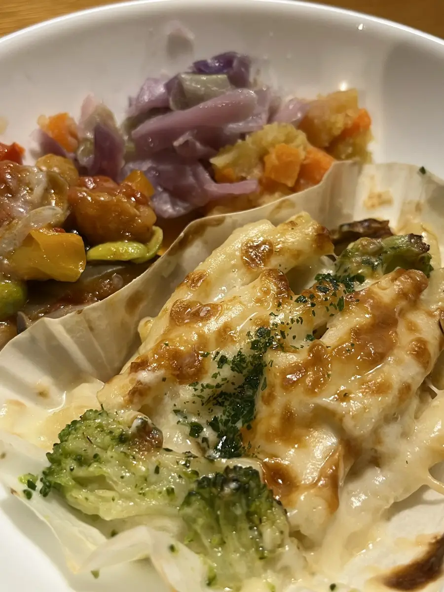 皿に移したシーフードグラタン。焼き色と焦げたブロッコリーの寄り